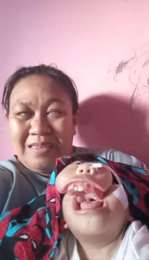 来自Bayrak Medya 的帖子视频中一位失明的印尼妇女白天打扫房屋，晚上还