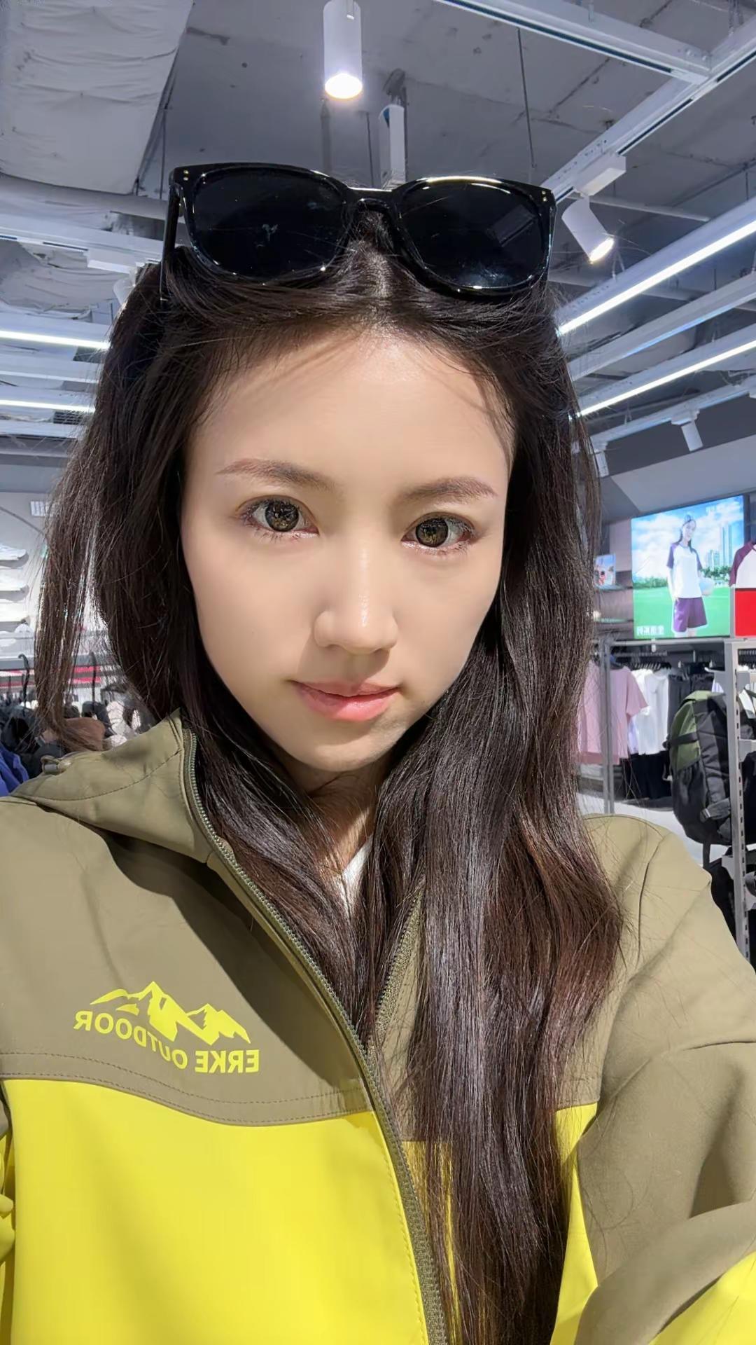 我该怎么告诉你 我无法抵挡深夜突如其来的思念 我好想你