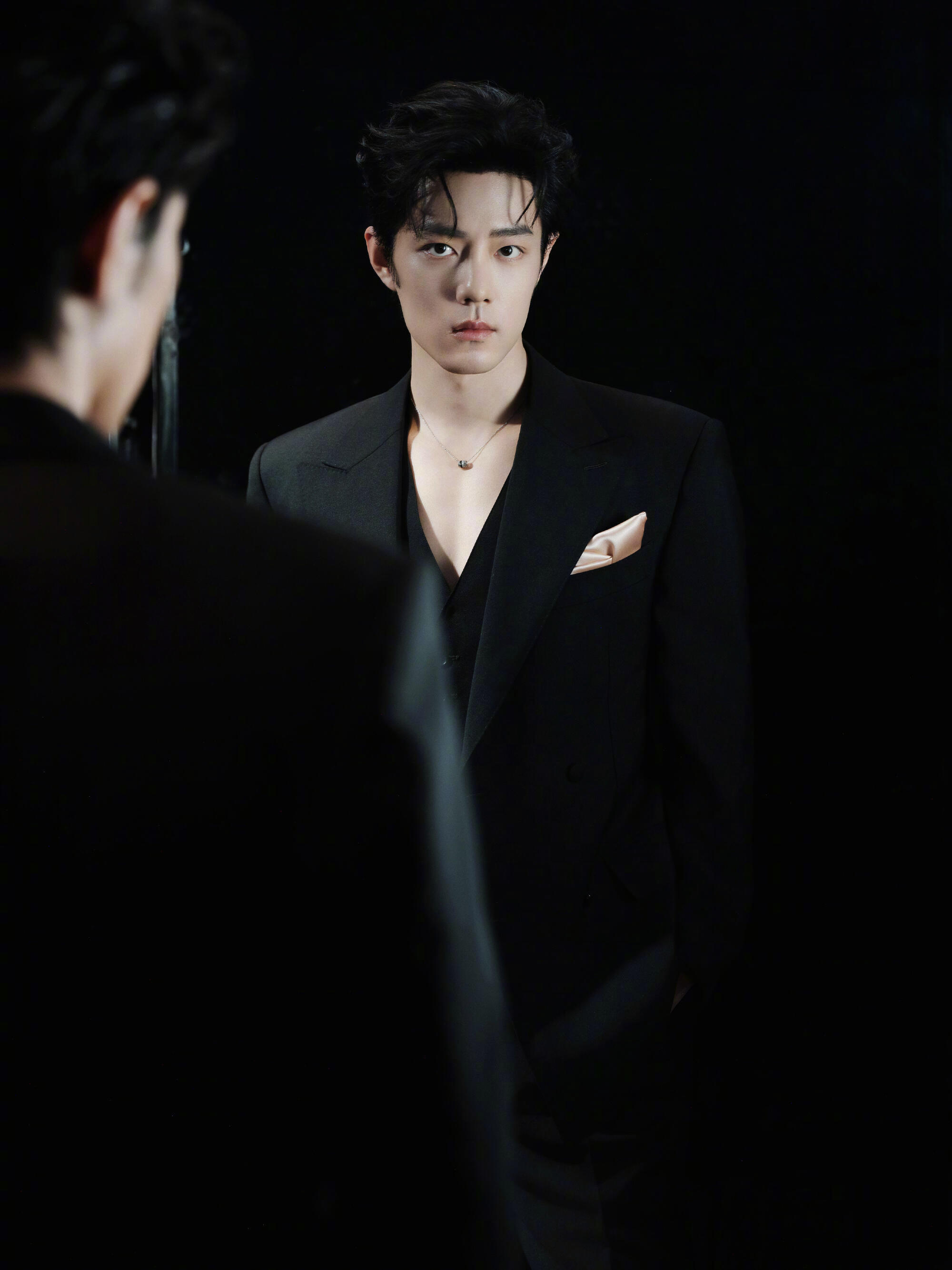 #咪咕星鲜事##非粉形容肖战自带顶级星味#往人群中一站便是焦点，骨相清绝、气场从