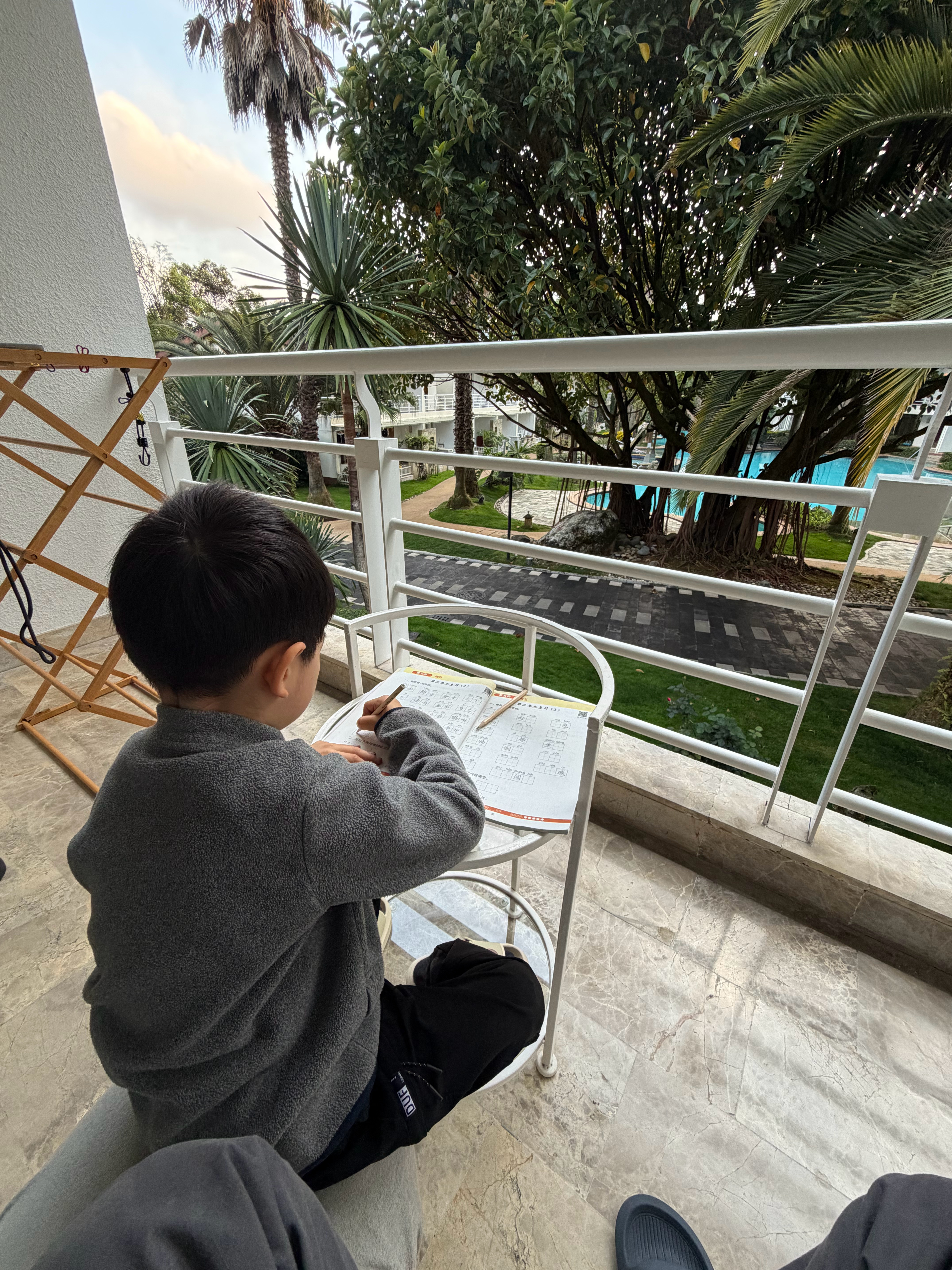 带孩子写作业真碍事，博文都没看清楚就发出去了这事闹的 保山