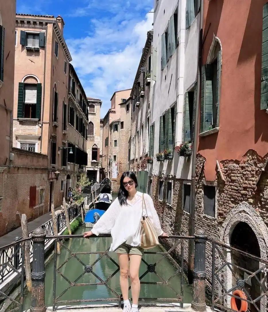 宋慧乔不仅外貌出众，财富丰盈，还有着成功的职业生涯。她时常利用空闲时间外出游玩。