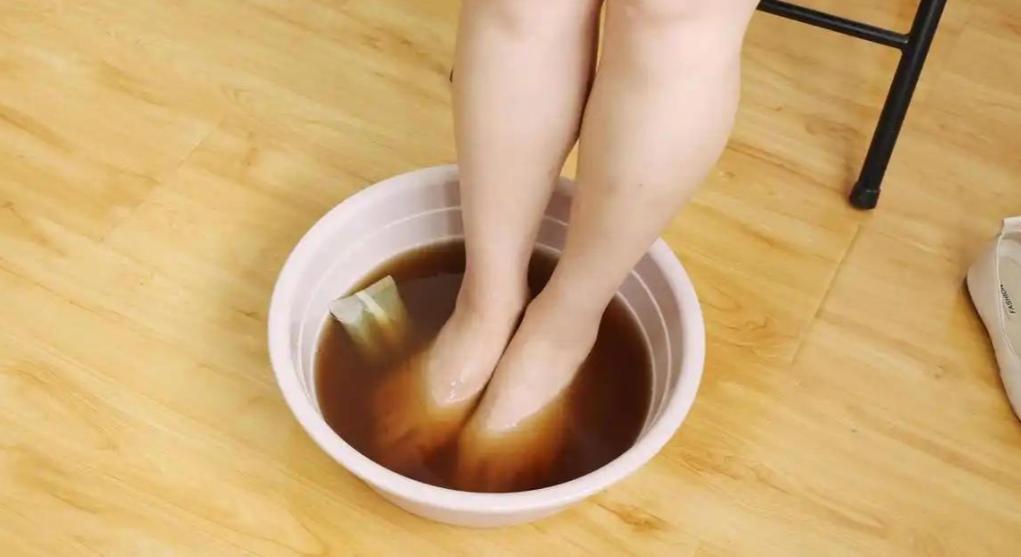 睡前泡脚养生说法流传甚广，水温过高和泡脚时间过长，会不会违背原本的养生初衷？
