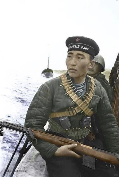 1944年塔尔图攻势战斗中的一名苏联海军狙击手 ​
	
