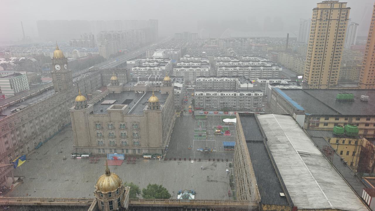 原想就这两天往回走了，可周围这雨越下越大。哈尔滨今天大雨又大又急又时间长，有点不