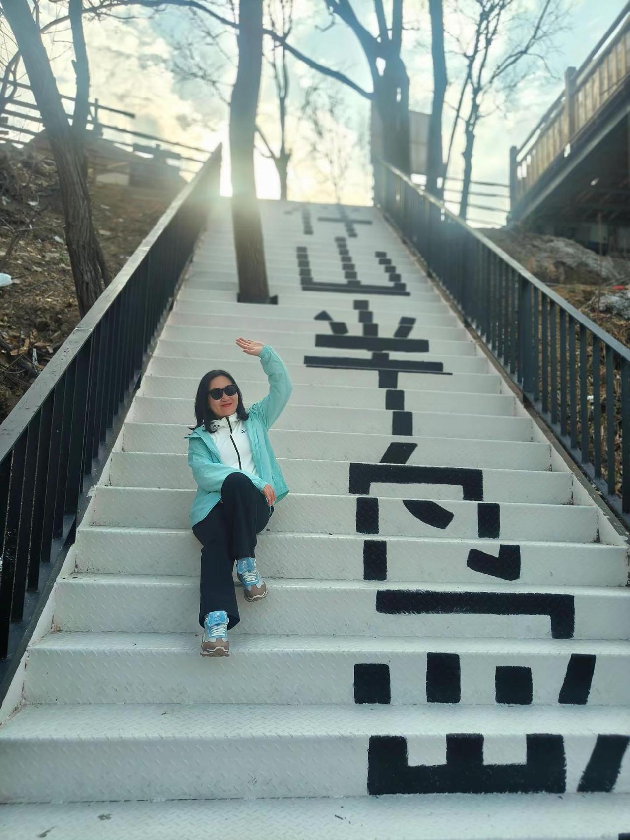 希望你有高跟鞋也有跑鞋，喝茶也喝酒。希望你有真挚的朋友，有牛逼的对手。希望你对过