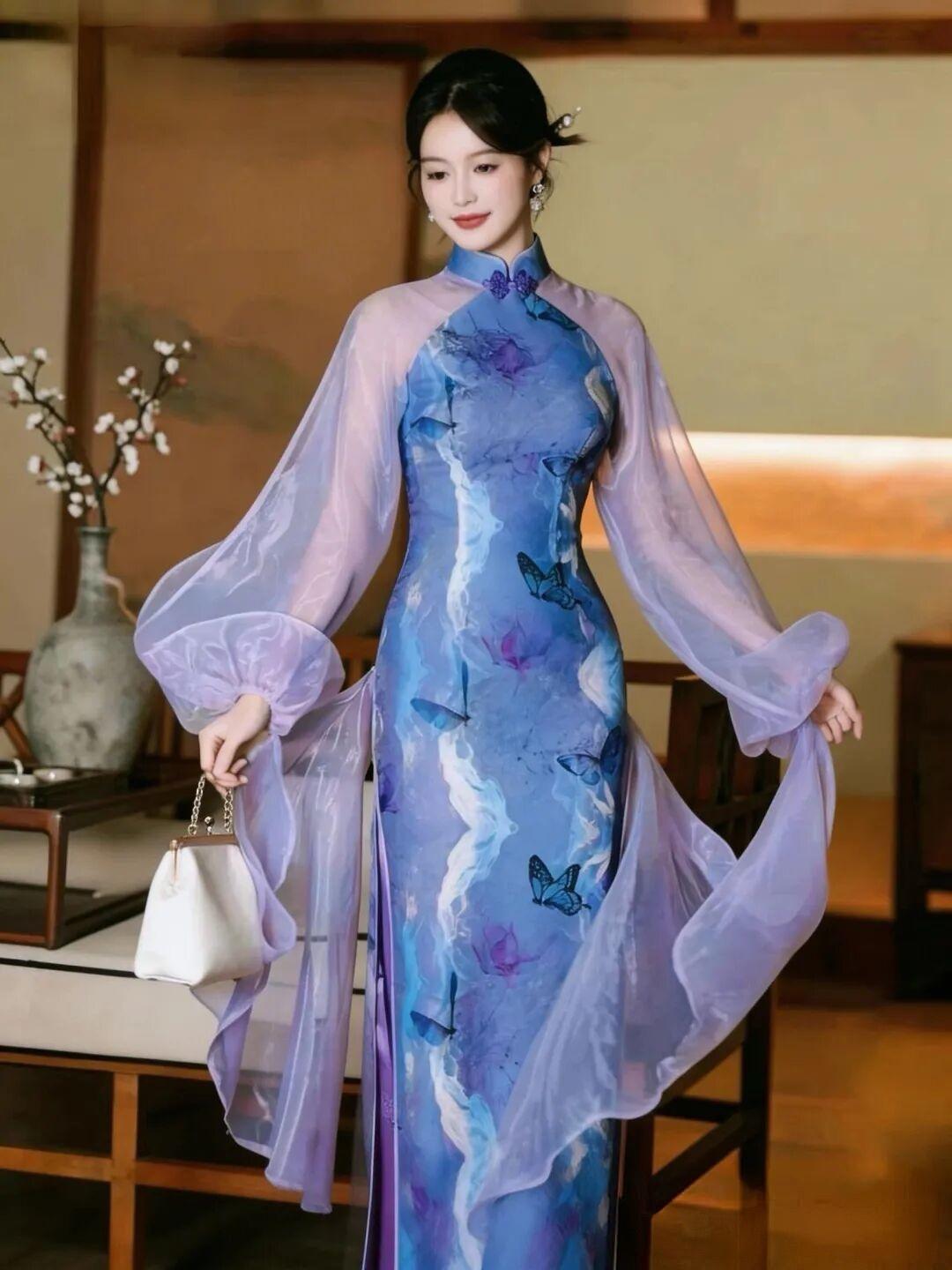 🌸 温柔国风版
粉黛旗袍映花颜，团扇轻摇，一步一温婉。
把东方女子的雅致与柔美