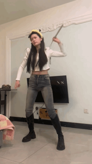 很危险，
难道她挨了打
还不知道收手吗？