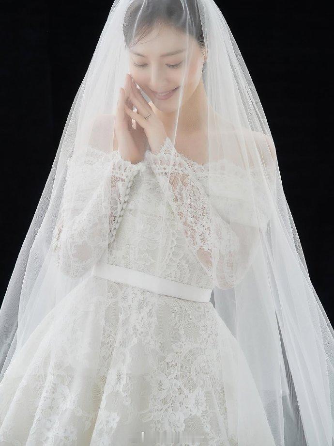 文彩元新婚纱照 颜值与气质双双惊艳！文彩元再次晒出全新婚纱照，利落短发搭配精致蕾