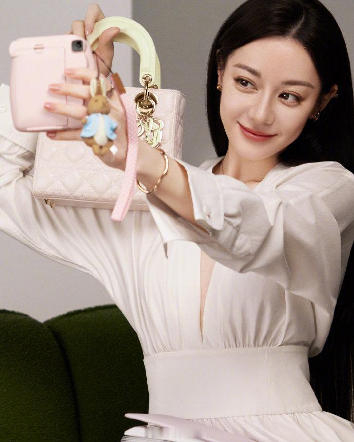 迪丽热巴干练长直发也太好看了吧，巴巴的脸就是艺术品[爱慕] ​​​