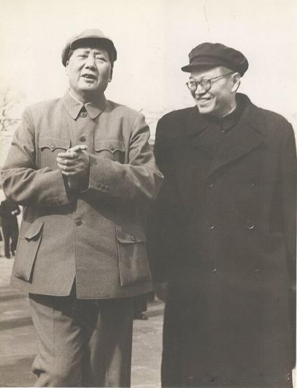 张闻天与毛泽东在一起(1955年)。