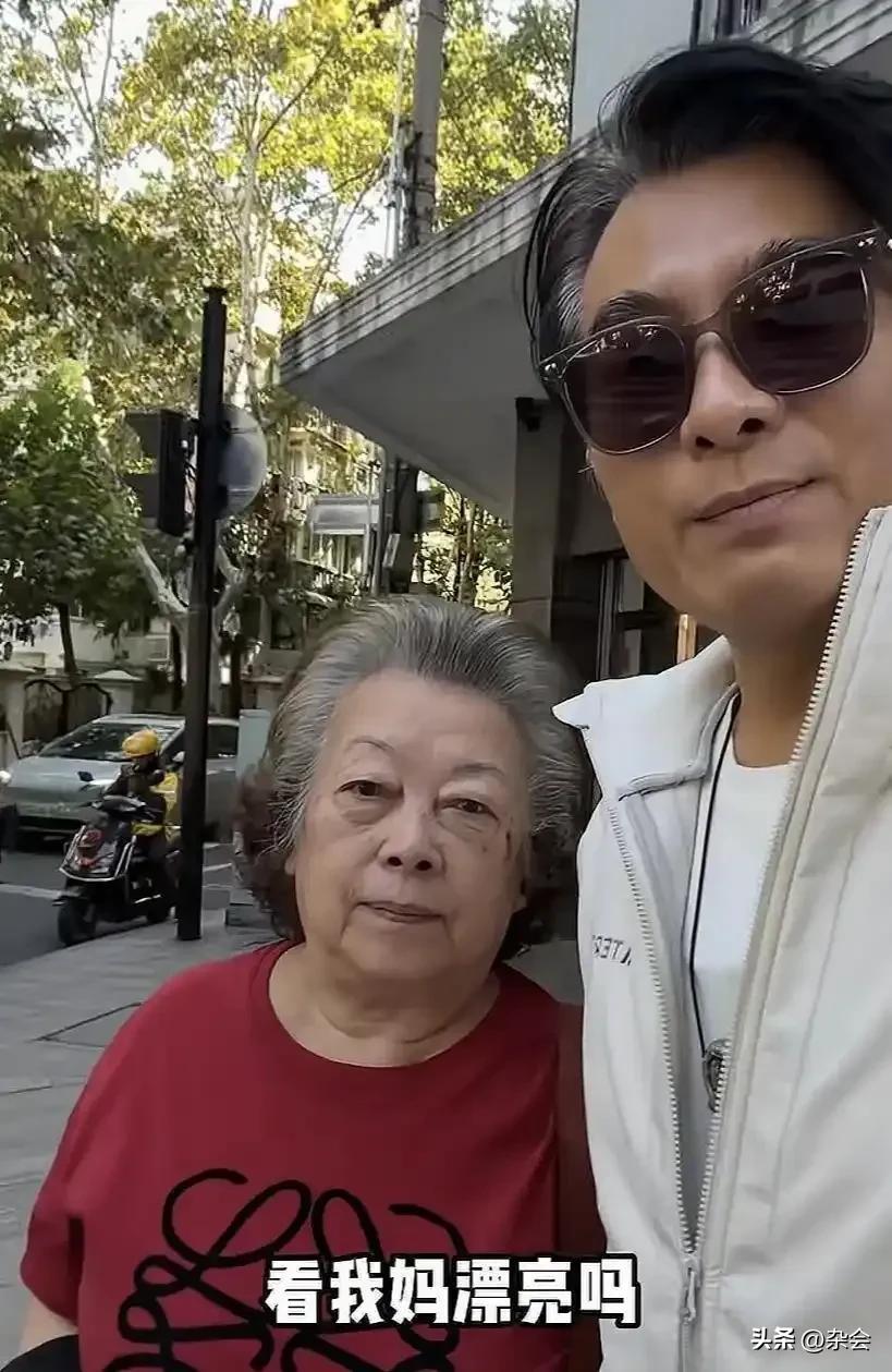 这心态绝了！80岁的陈龙妈妈活得比年轻人都潇洒。
不焦虑指标，不纠结身后事，只在