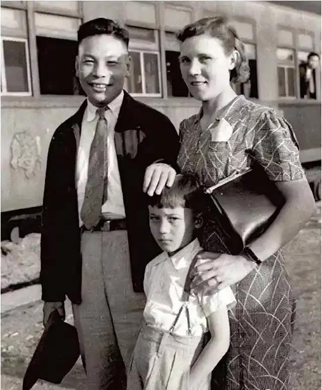 [微风]1939年，蒋经国的妻子蒋方良正在屋内行走。突然，她脱光了自己的衣服，从