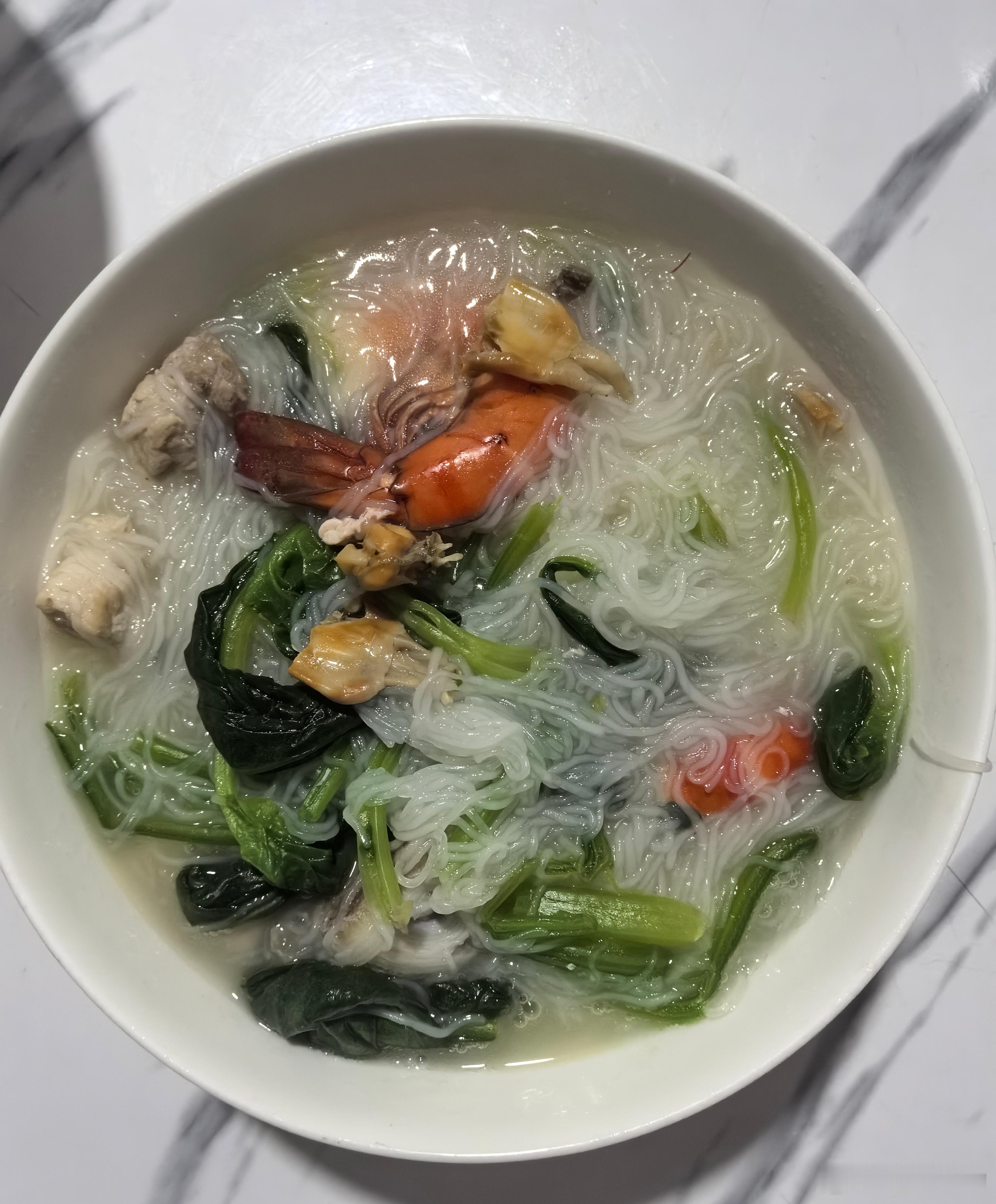 李爷减肥计划  今天有点冷，适合吃点汤汤水水。一碗热汤面下肚，舒服的不要不要的。