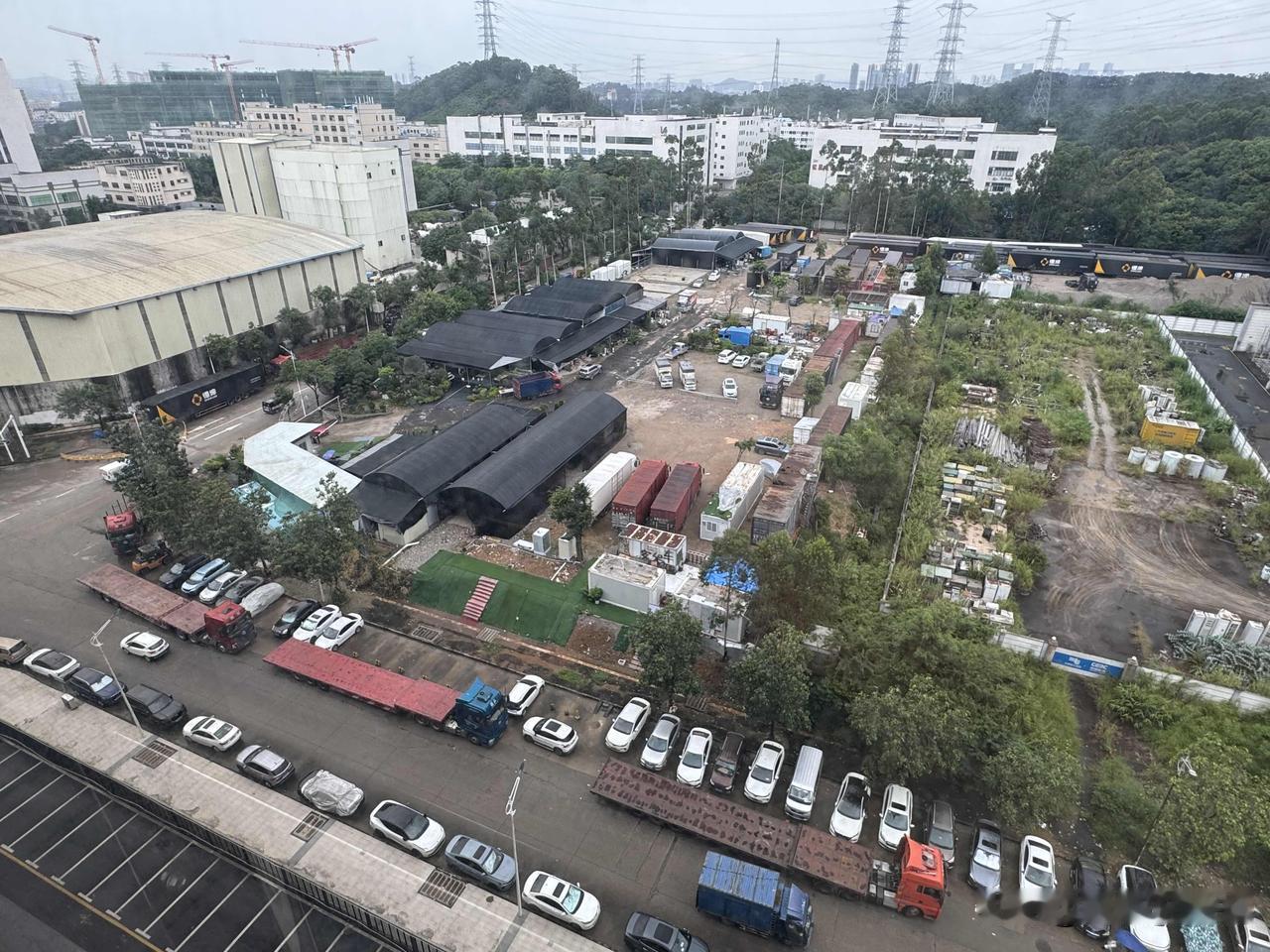 公司楼下本来有一家理发店。
我们刚搬来的时候想着以后就很方便剪头发了。
这两天想