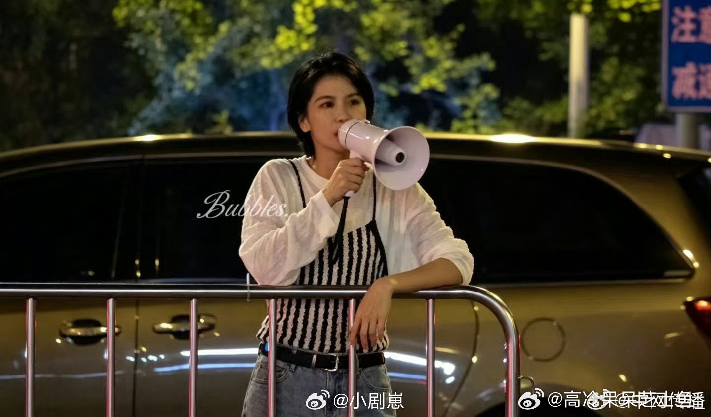曾沛慈曾沛慈夺冠后喊粉丝合照夺冠最后一晚下班超暖心，曾沛慈主动喊大家合影，还特意