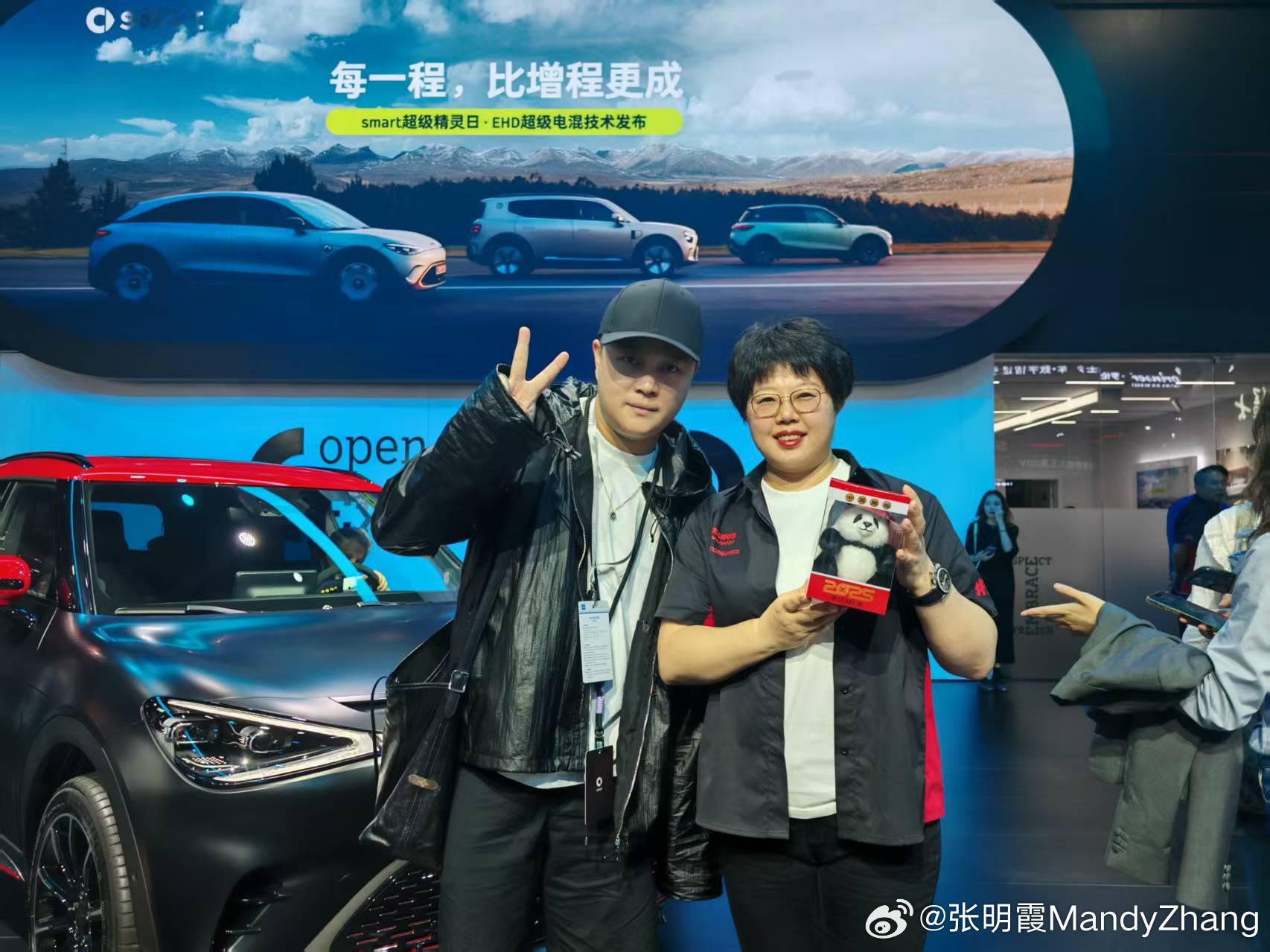 和大家分享一个成都车展的暖心时刻。今天smart港宏旗舰中心的主播张远洋小伙伴，