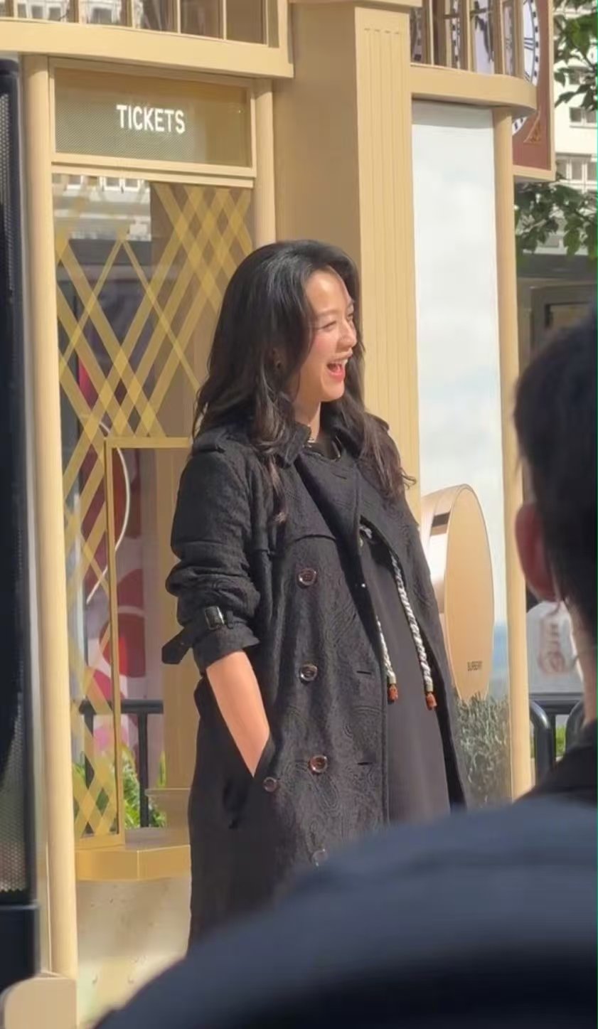 汤唯疑似挺孕肚参加活动汤唯线下活动孕相明显汤唯孕相