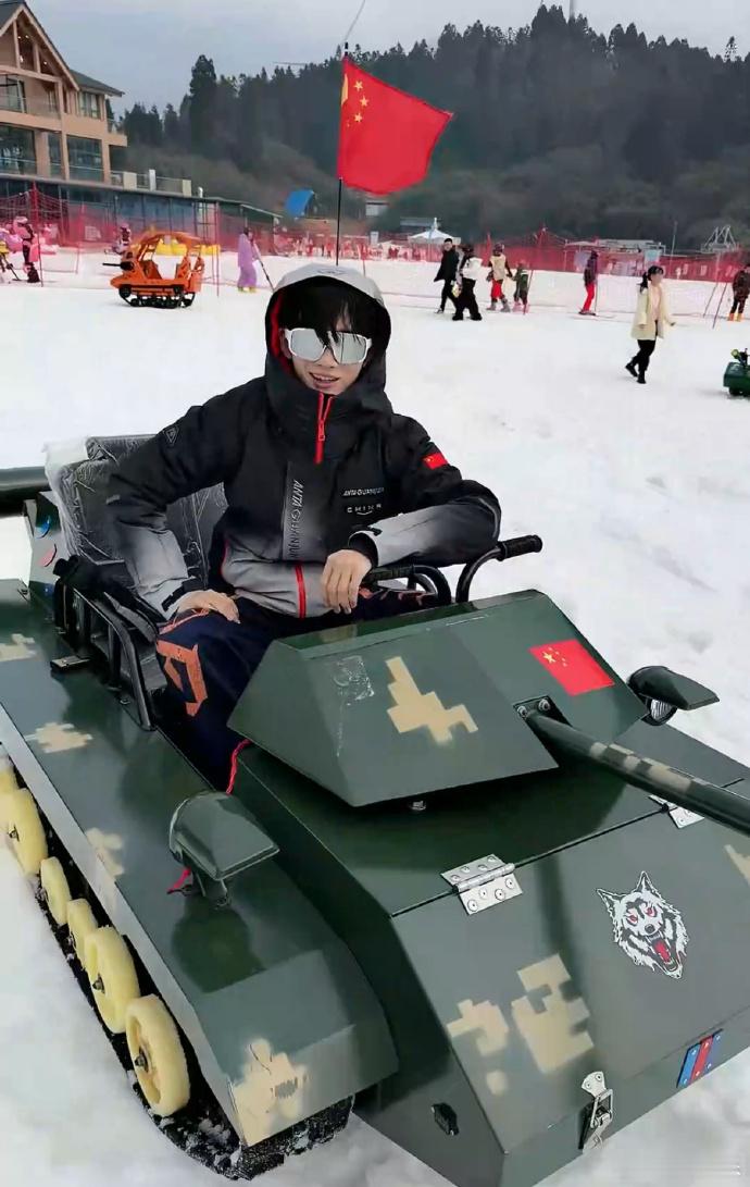 余宇涵开坦克余宇涵直播开坦克余宇涵的坦克没有后视镜 随便点开的直播成了今日快乐源