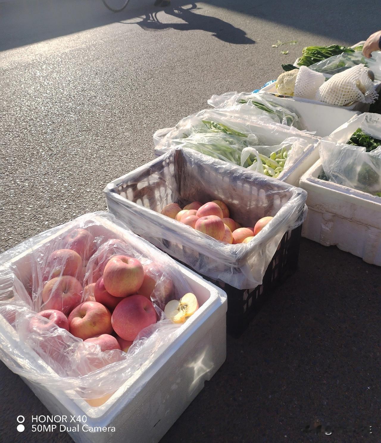 今天卖苹果遇到一个人，一攀谈竟然是亲戚。这个世界真小，走到哪都能遇到熟人。其实也