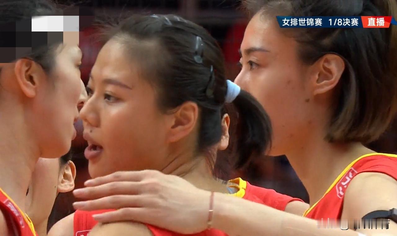 【龚翔宇拦死制胜分，中国队25-22追回一局】
第三局，中国队打回固定首发阵容，