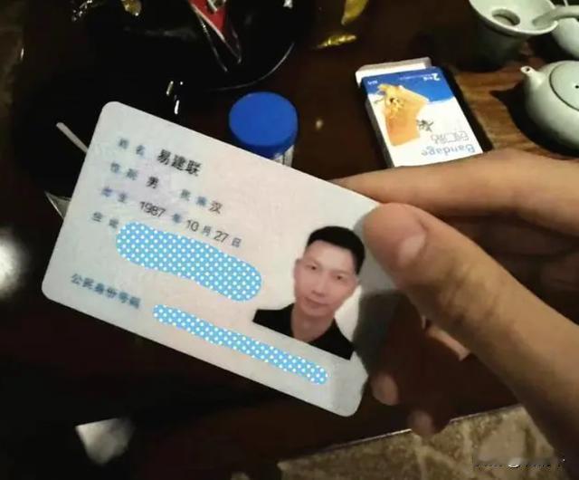 易建联恐将毁于一蛋。

关于他涉嫌嫖娼的传闻和聊天记录在网络上广泛传播，引发了广