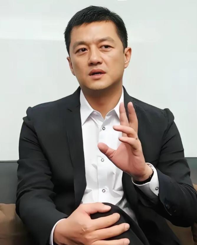 李亚鹏直播哭了，自爆十年前跟黄晓明借钱，黄晓明只回了四个字，至今再也没提过。

