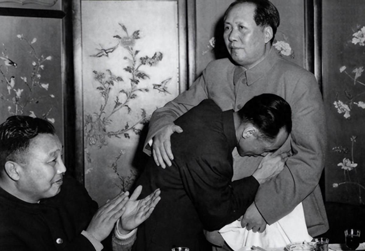 1956年毛主席在晚宴上为众人敬酒时，一位青年突然情难自已，上前紧抱主席痛哭
1