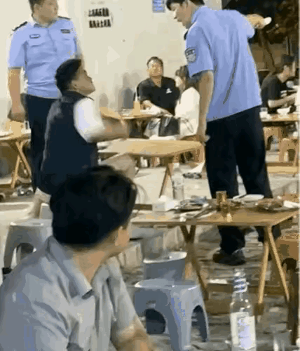 冒昧的问一下，
除非这小伙是官二代，
或是富二代吧，

否则不会有这底气一巴掌，