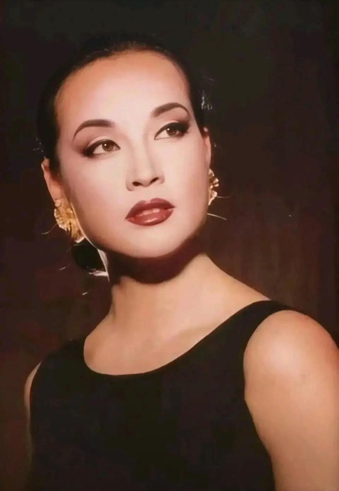 刘晓庆晚年现状令人唏嘘，她最大的教训是，在年轻时应生个自己的孩子。人老了，只有亲