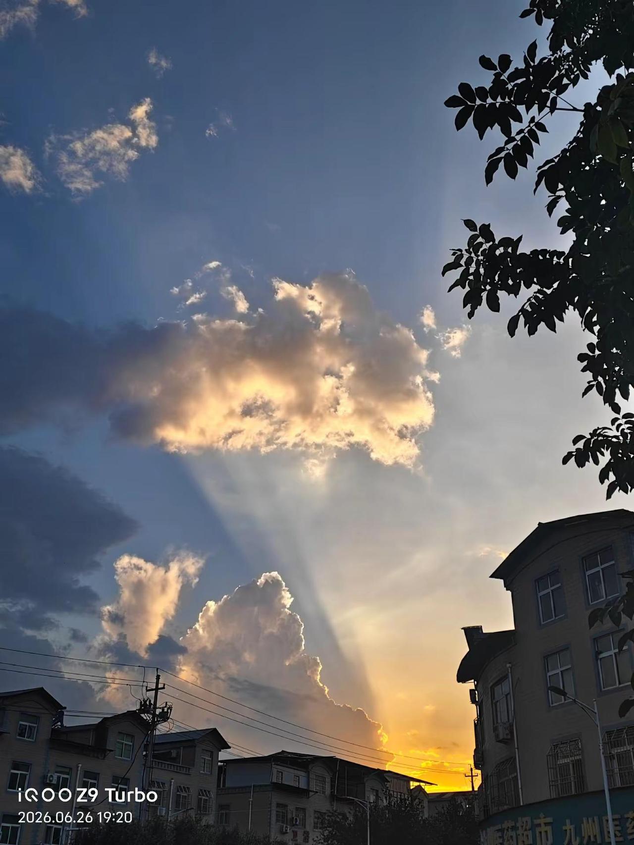 五月的晚霞夕照。与天空共鸣 晚霞就是天空的诗