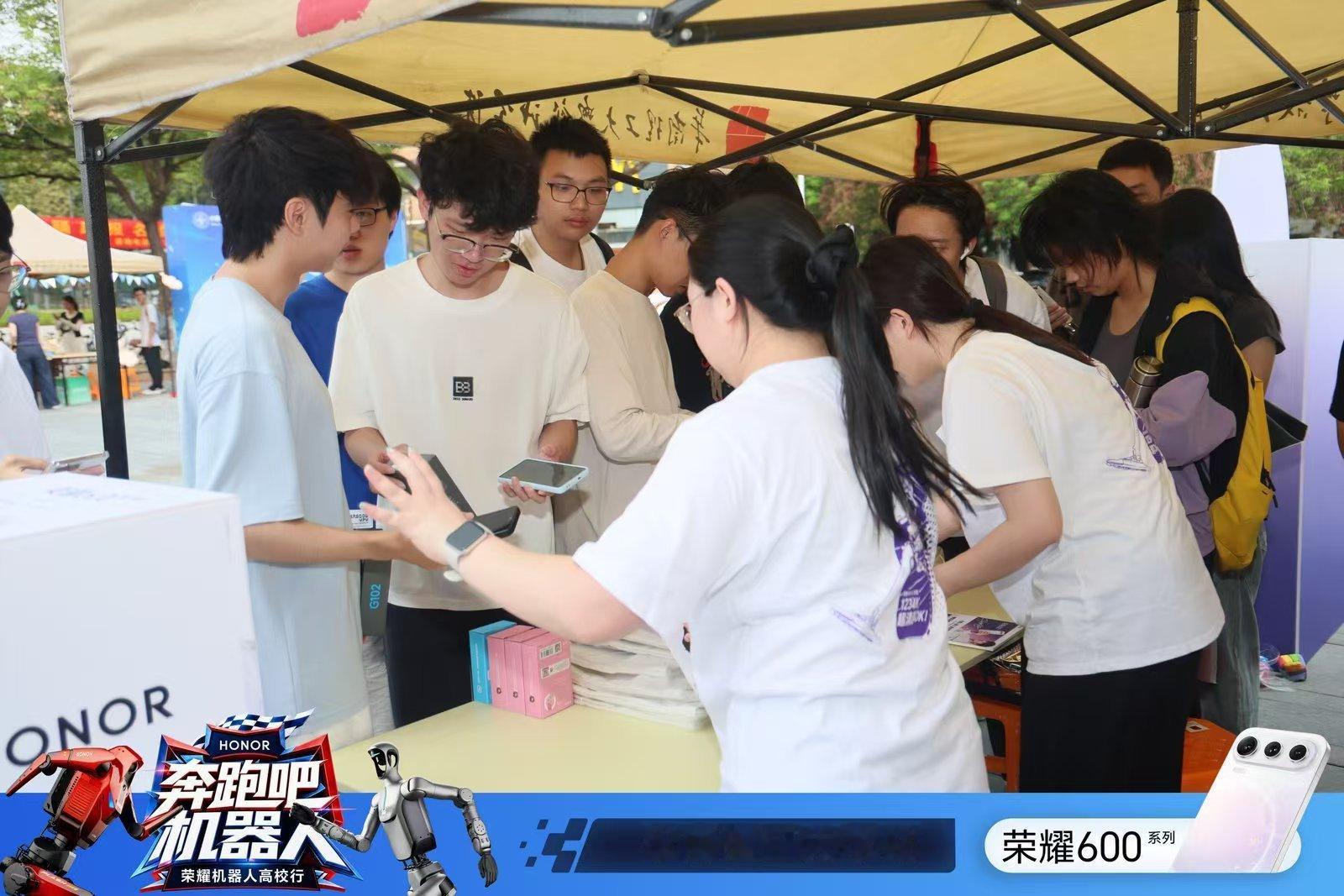 荣耀元气仔开启三校巡游之旅，奔跑吧机器人 校园狂欢不停歇华南理工竞速赛场激情四射
