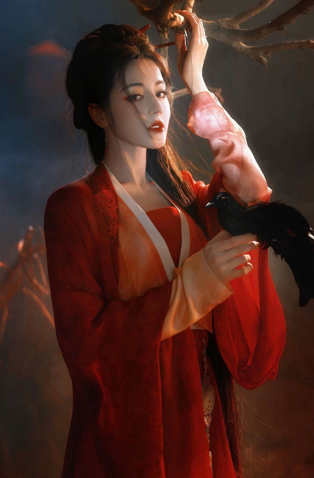 夏弃疾镜头下的迪丽热巴，美得极具张力，又艳又冷，带着一丝疏离的破碎感，难怪越看越