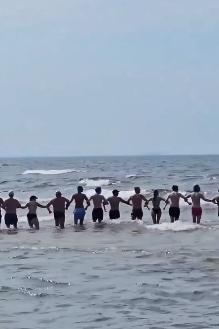 波兰海滩惊心动魄一幕。
 两岁小孩突然在沙滩不见踪影，大海近在咫尺，所有人的心瞬