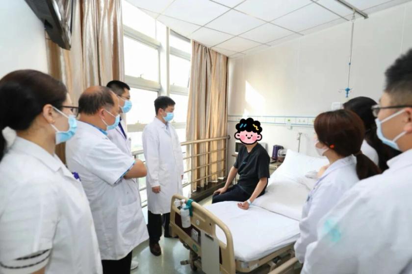 老张今年68，退休爱遛弯，半年前照镜子发现上牙床靠里长了颗"黑痣"，米粒大小，不