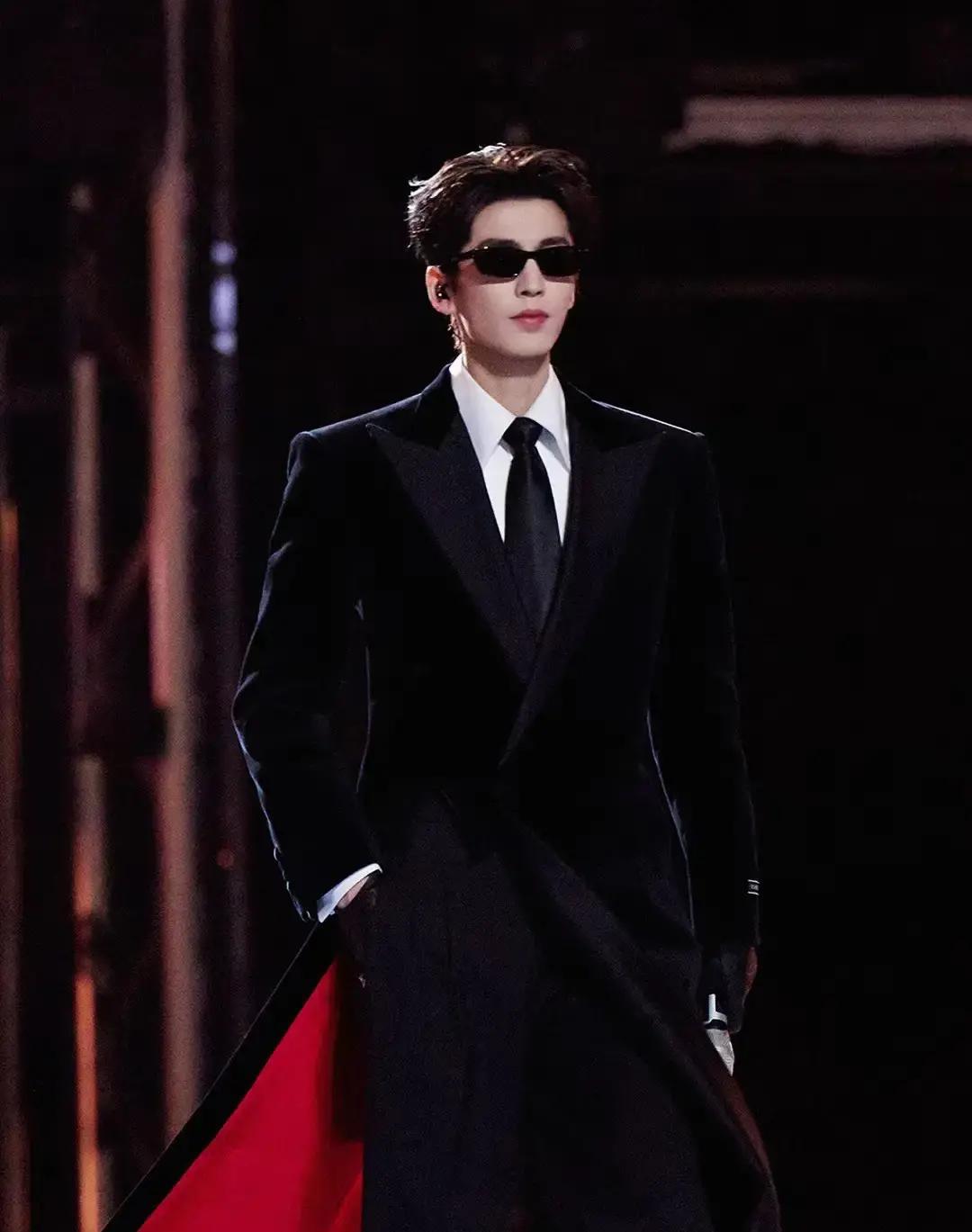 灯太毒！张凌赫戴墨镜走秀被嘲耍帅
 
现场粉丝拍到的画面里，他刚走到T台中段就眯