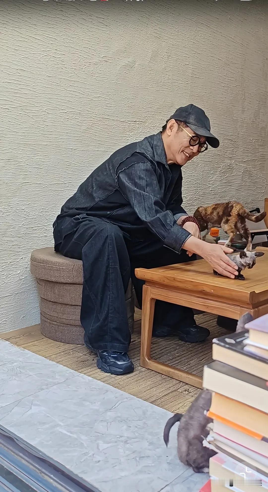 李连杰现在不仅身体状态好了许多，面相也平和了，没有了以前的戾气和郁。

看他在家
