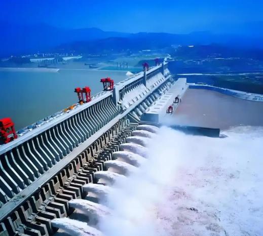 起初，三峡大坝原本打算建 150 米高，水库最远能淹到四川长寿县。后来，重庆市委