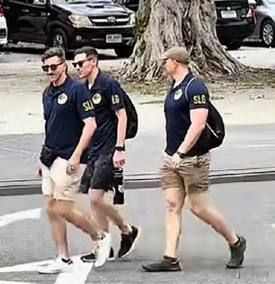 美国大兵一下船，基本是墨镜一带，大包小包的，有老头子，大肚子，大花臂，真是啥人都