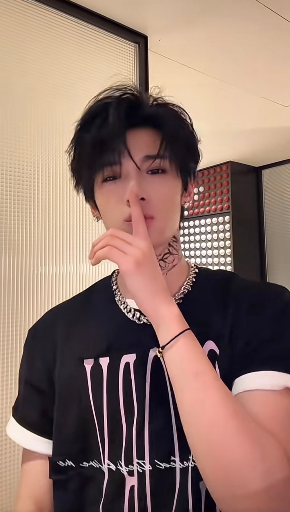 张峻豪到底在嘘什么哈哈哈哈这小伙子这么搞笑的吗话说这个手势到底是啥意思啊是不让我