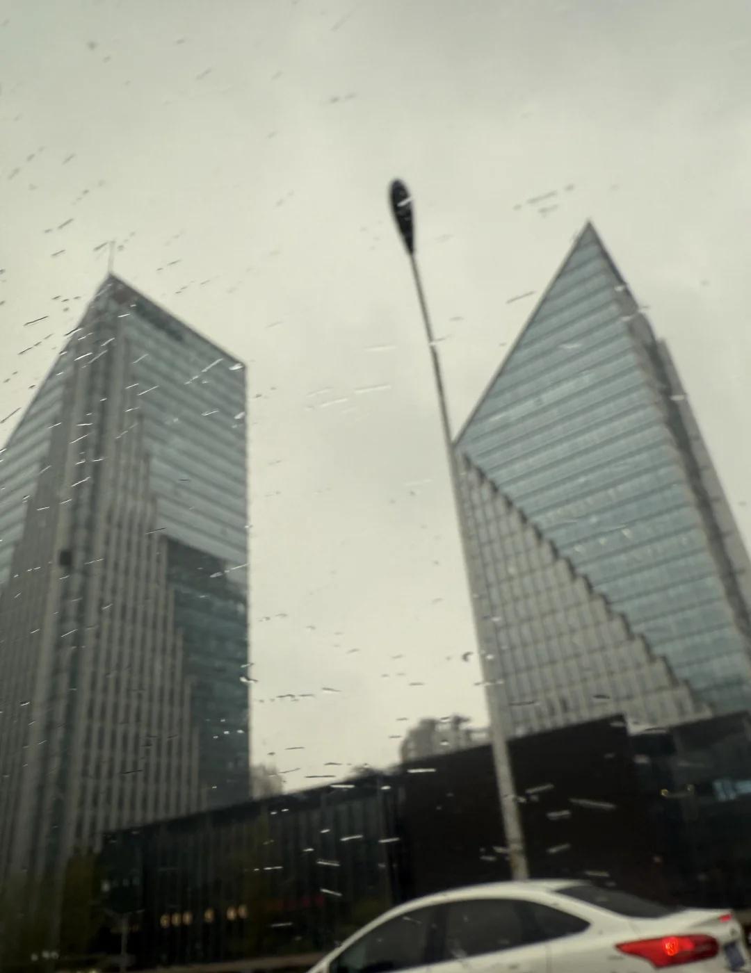 北京终于下雨🌧️了
最美不过下雨天