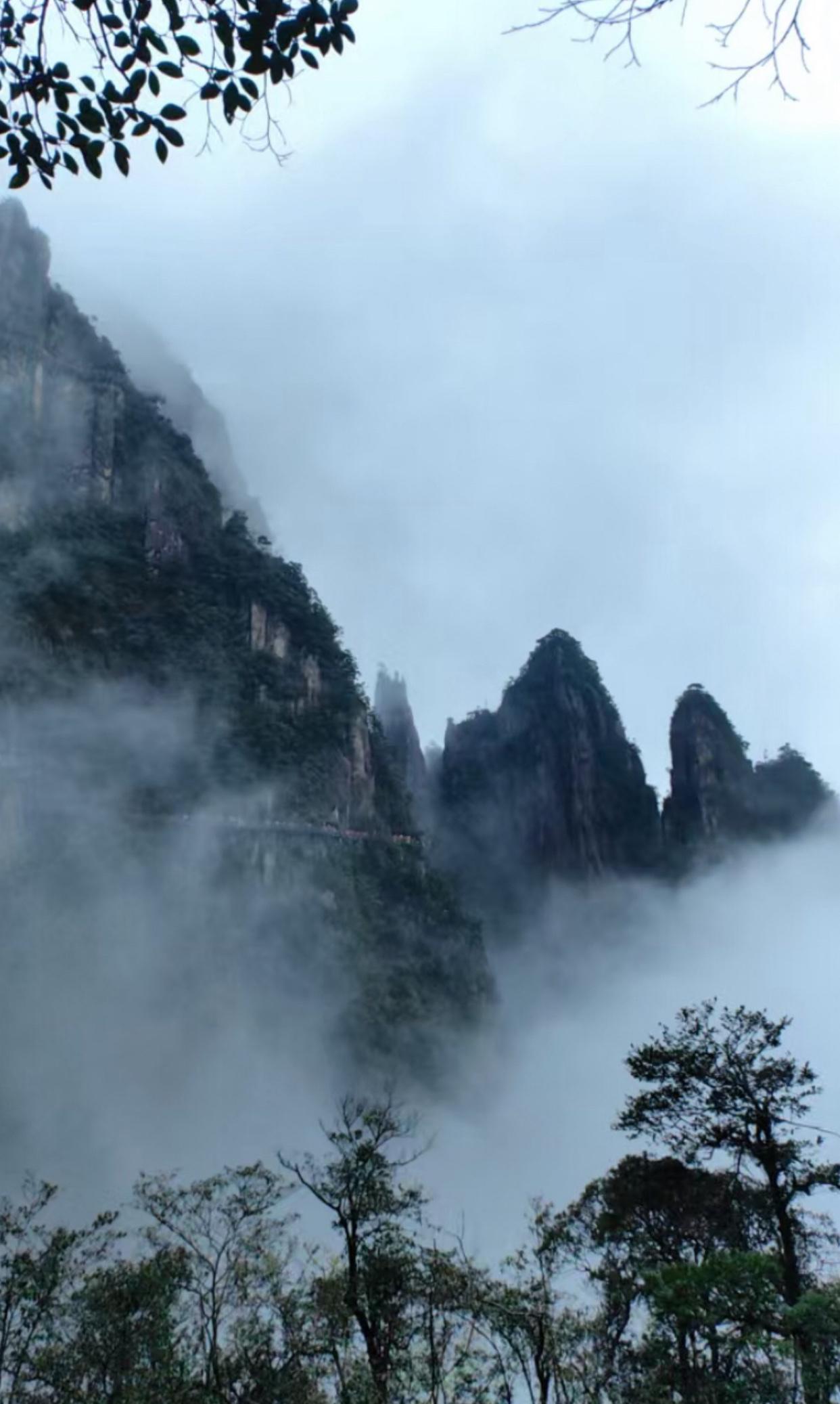 上联：雾绕山峰如仙境，诚邀下联。对，岚萦松岭若瑶台。