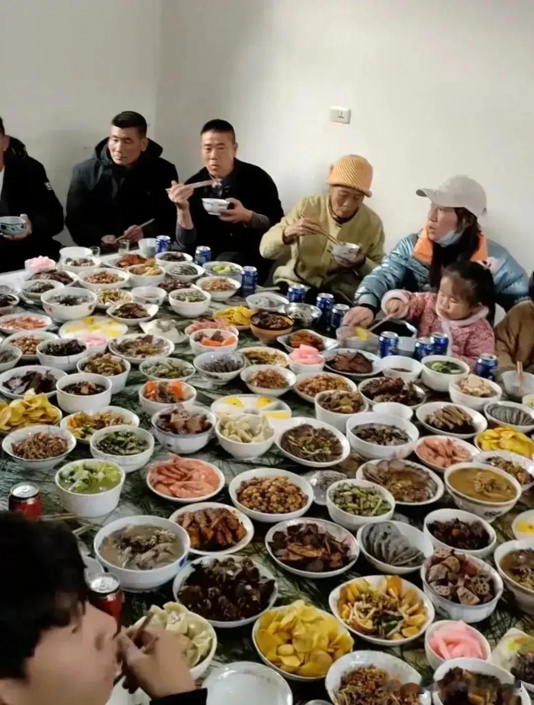被网友晒出的年夜饭惊呆了！这是云南的一大户人家年夜饭的图片，43个人，182碗菜