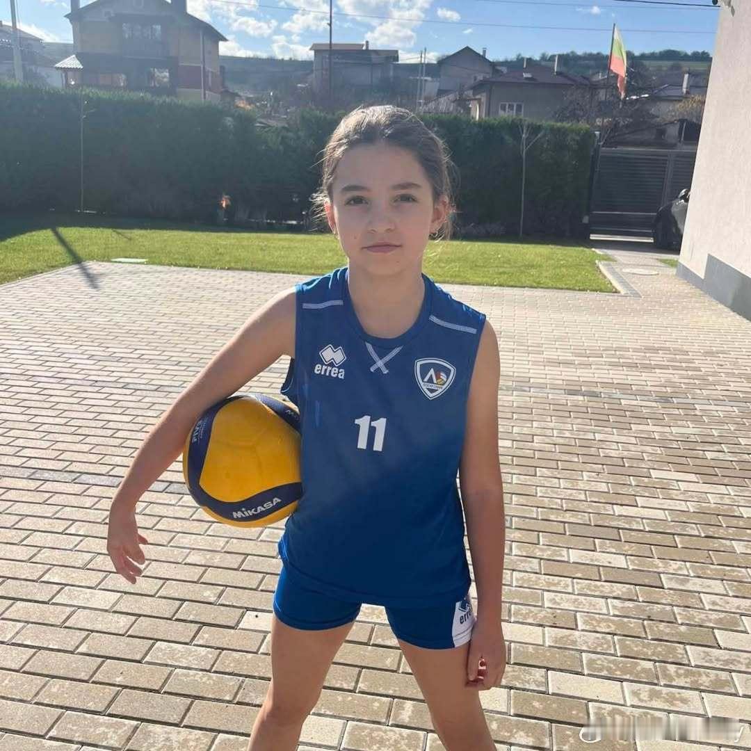 未来之星在这里，大小尼的妹妹。