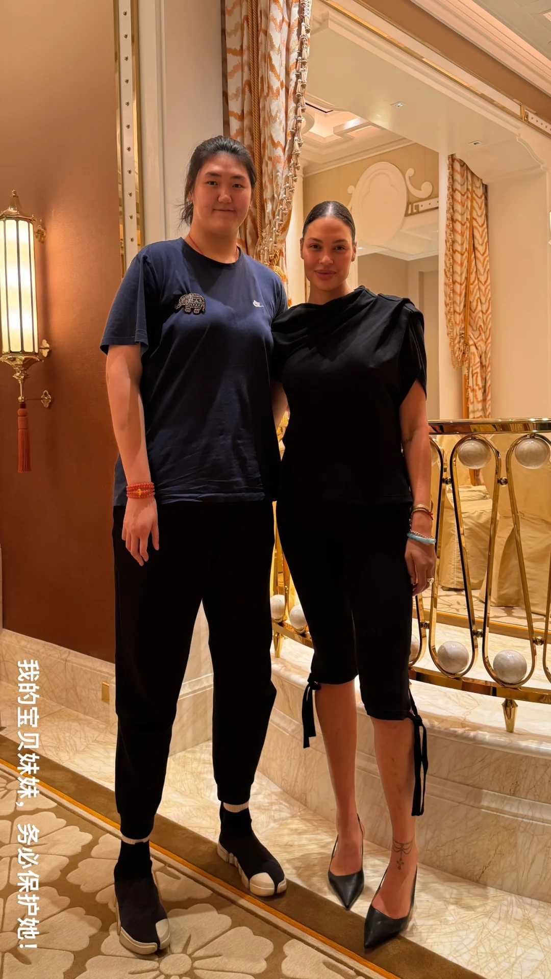 坎贝奇与张子宇合影：务必保护我的宝贝妹妹