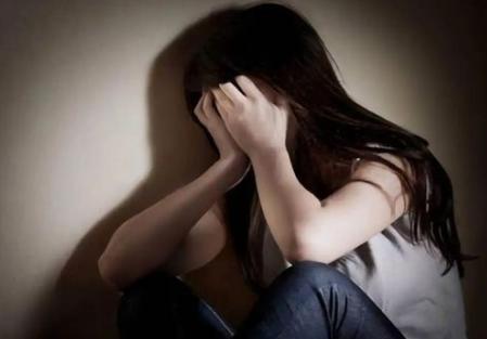 抽电子烟招来杀生之祸？女教师挥刀捅死男友被判死缓，女方靠满身29处伤痕做正当防卫