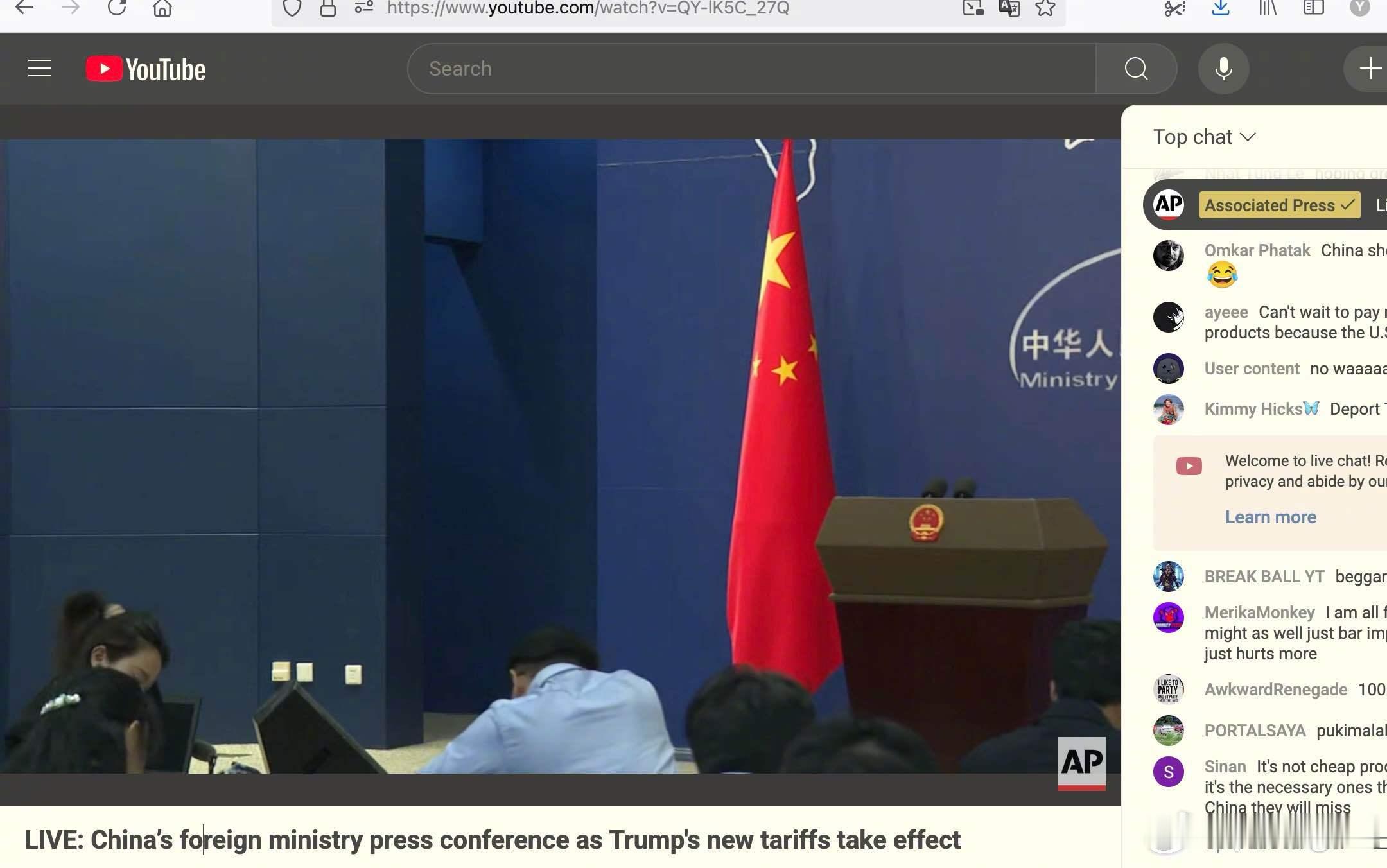 美联社正在直播今天的中国外交部记者会[二哈]，但现在美联社却没法进白宫记者会 ​