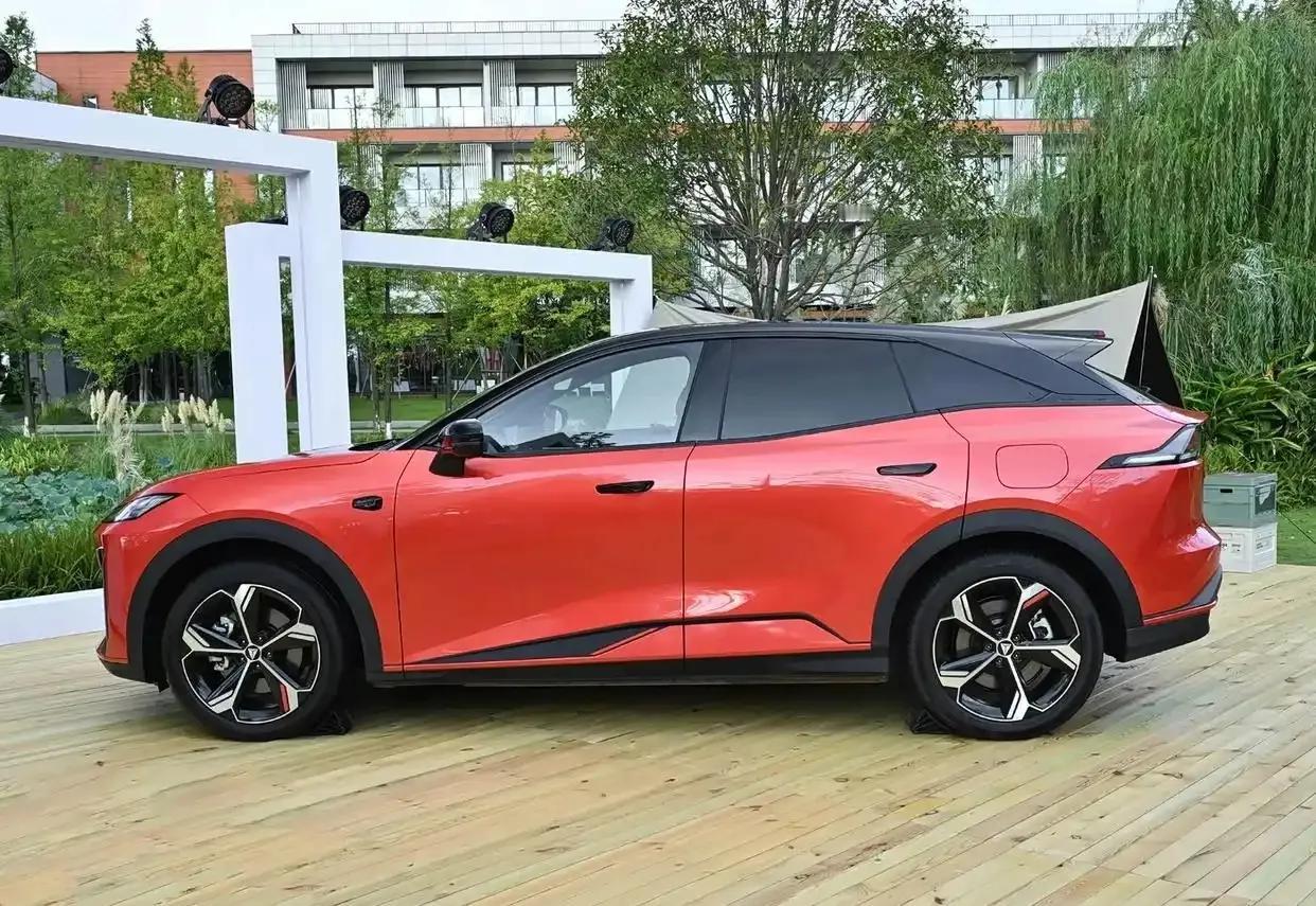 再来看车身侧面部分，车身侧面采用双色设计，黑色车顶与车身形成鲜明对比，营造出悬浮