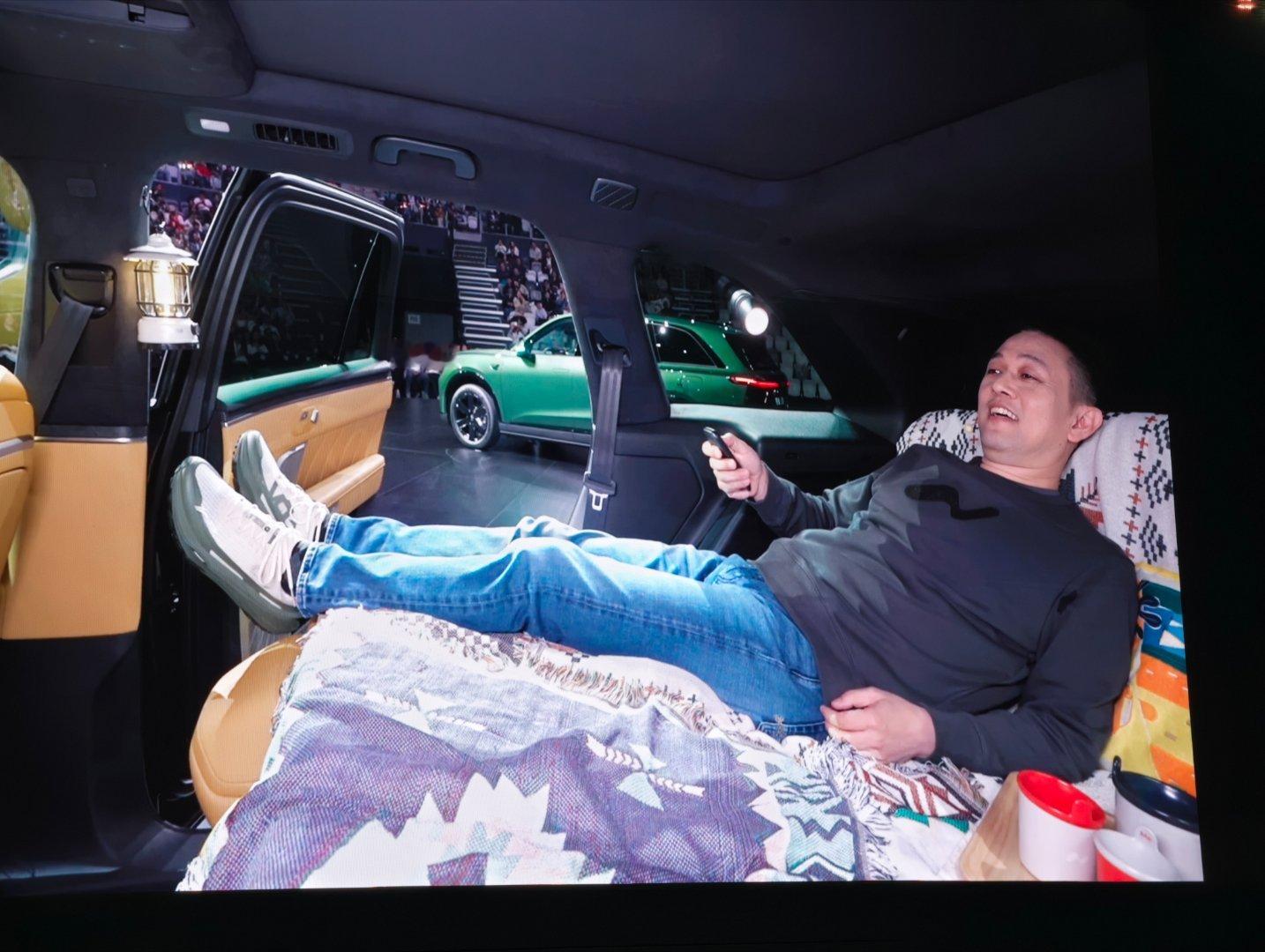 哈哈哈，斌哥讲着讲着去车里躺会