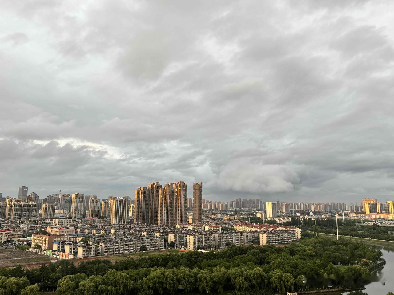 一场大雨过后乌云散去，漫天晚霞如约而至，完美印证阳光总在风雨后。
有没有下班路上