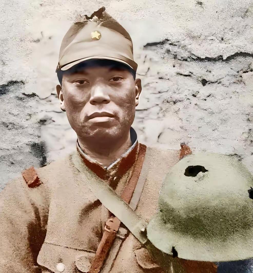 1938年，日军士兵中山繁治，在战斗中被子弹击穿头盔后，毫发无损。战斗结束后，大